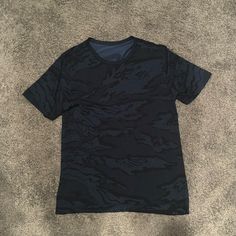 Lululemon Limited edition USA Navy camo Performance shirt. Mens XL